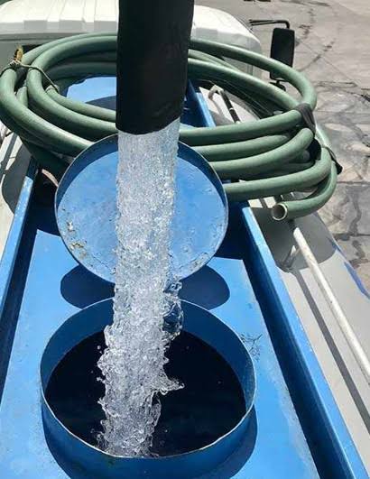 Manguera llenando un depósito de agua