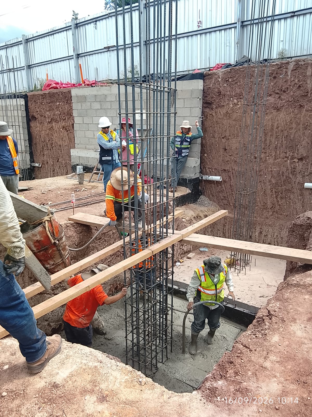 Trabajos de construcción con concreto y acero de refuerzo