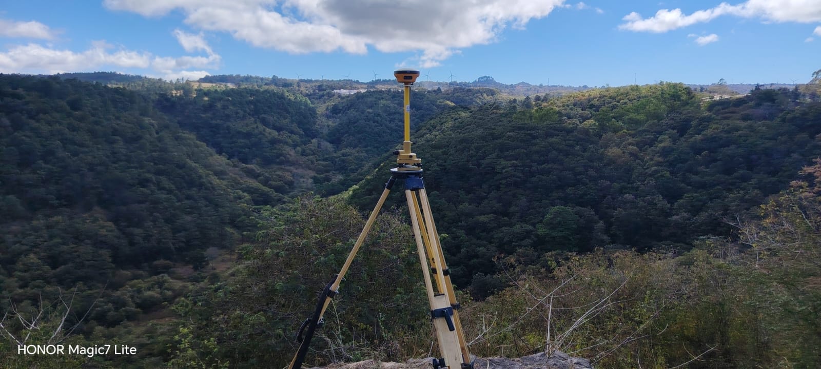 Equipo GPS sobre un trípode en terreno montañoso