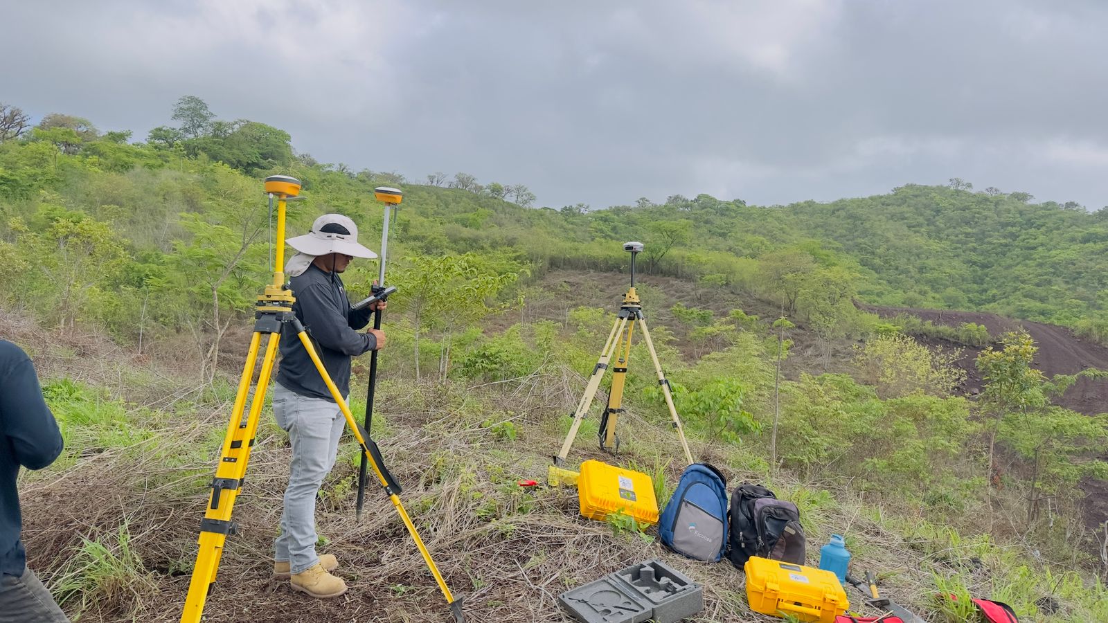Trabajo de topografía con equipos GPS en un terreno de Honduras