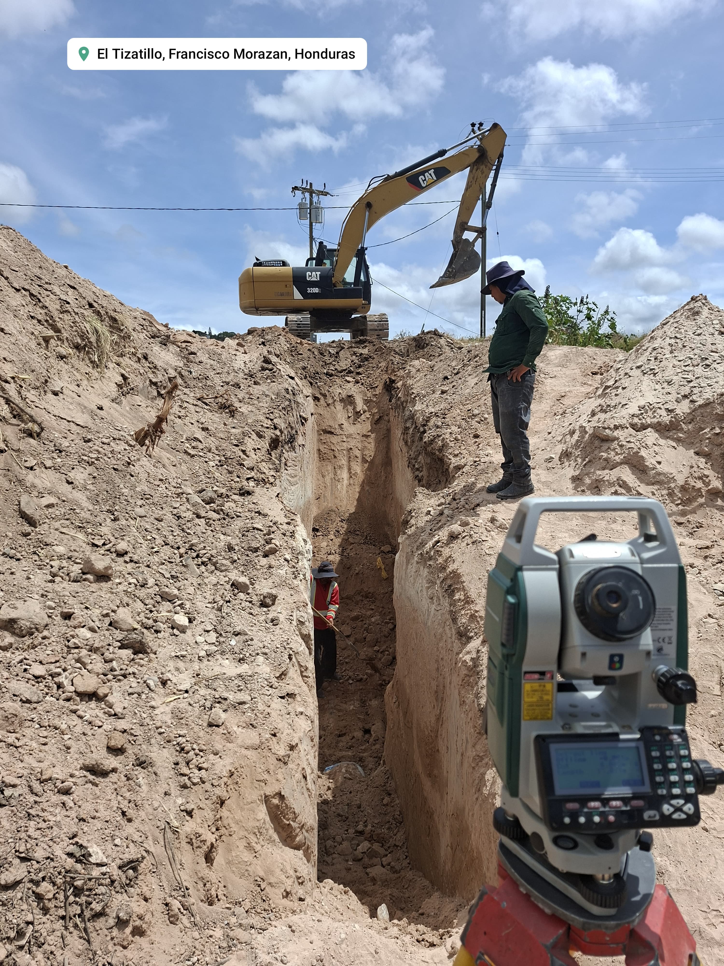 Estación total durante trabajos de excavación en El Tizatillo