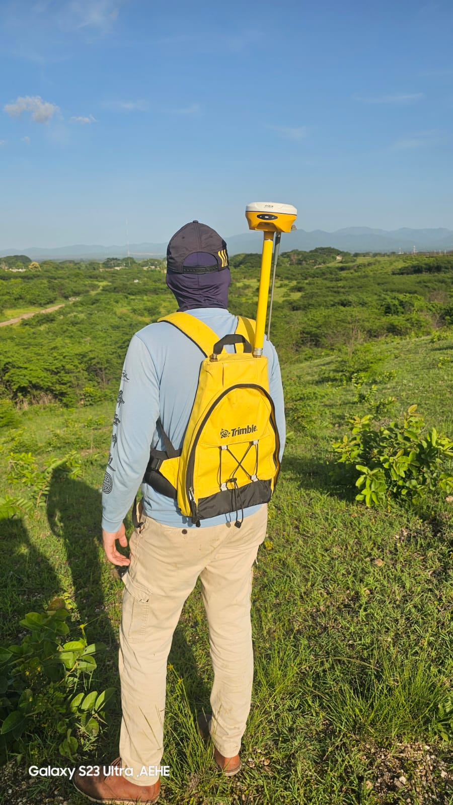 Topógrafo de SISTOPH con equipo GPS recorriendo un terreno